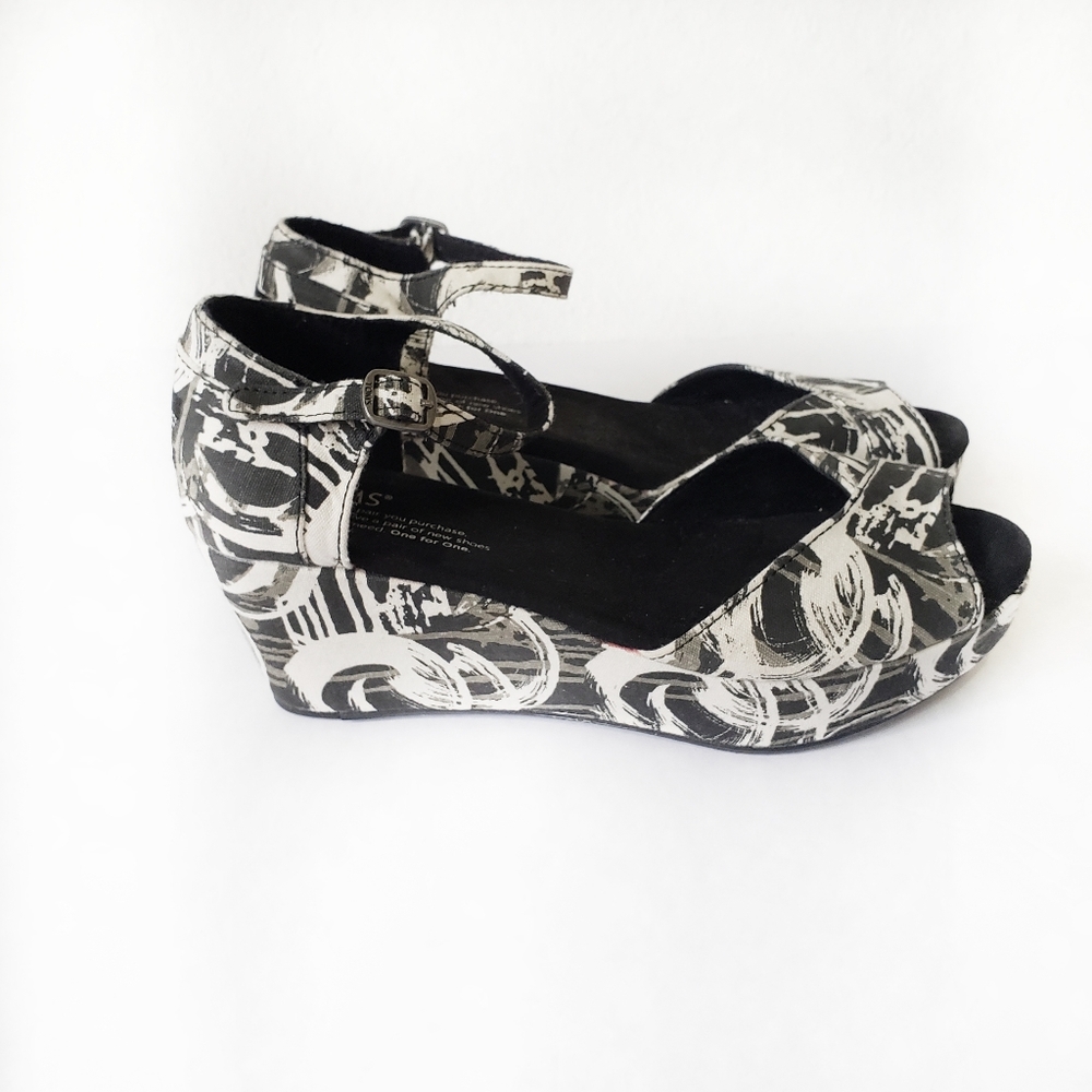 SOLD Tom's wedge sandles black white funky Size 7 - Picture 3 of 6